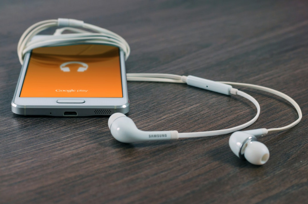 10 of the Best Finance Podcasts To Listen to in 2022